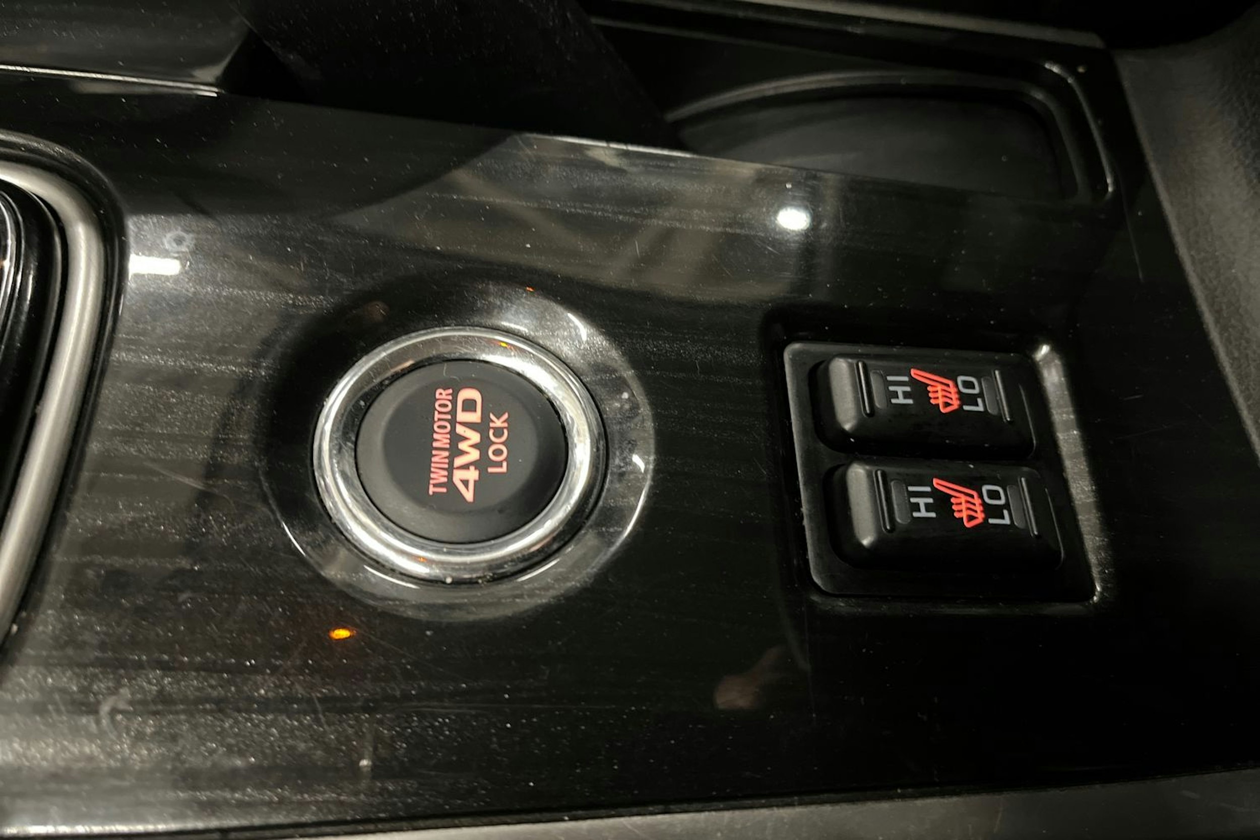 musta Mitsubishi Outlander PHEV 2016 kuva 23.