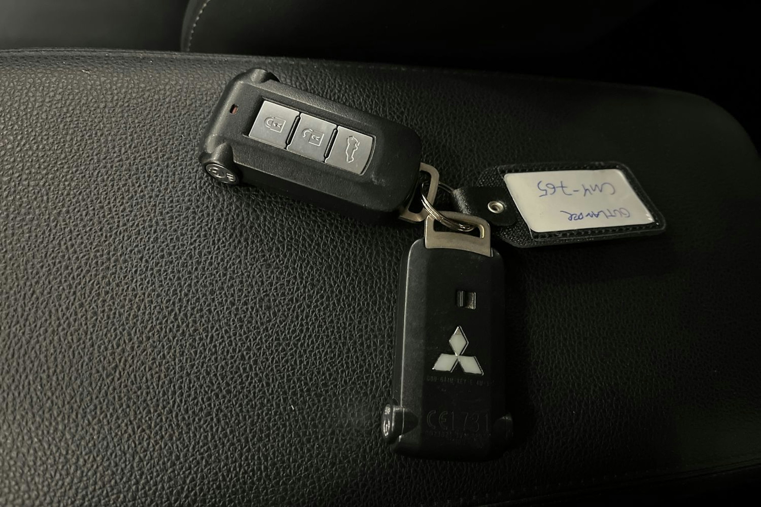 musta Mitsubishi Outlander PHEV 2016 kuva 25.