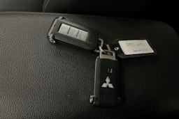 musta Mitsubishi Outlander PHEV 2016 kuva 25.