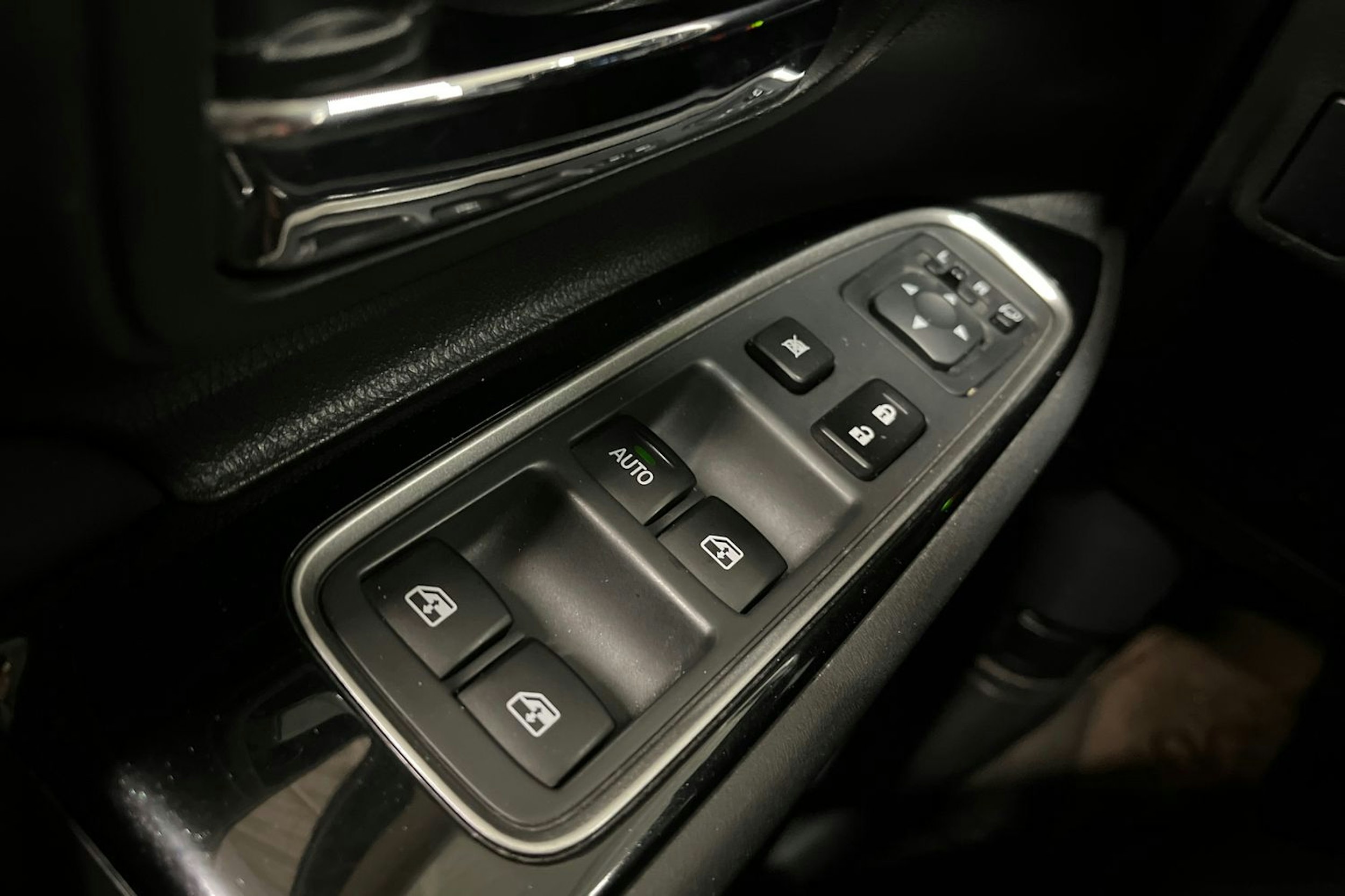 musta Mitsubishi Outlander PHEV 2016 kuva 27.