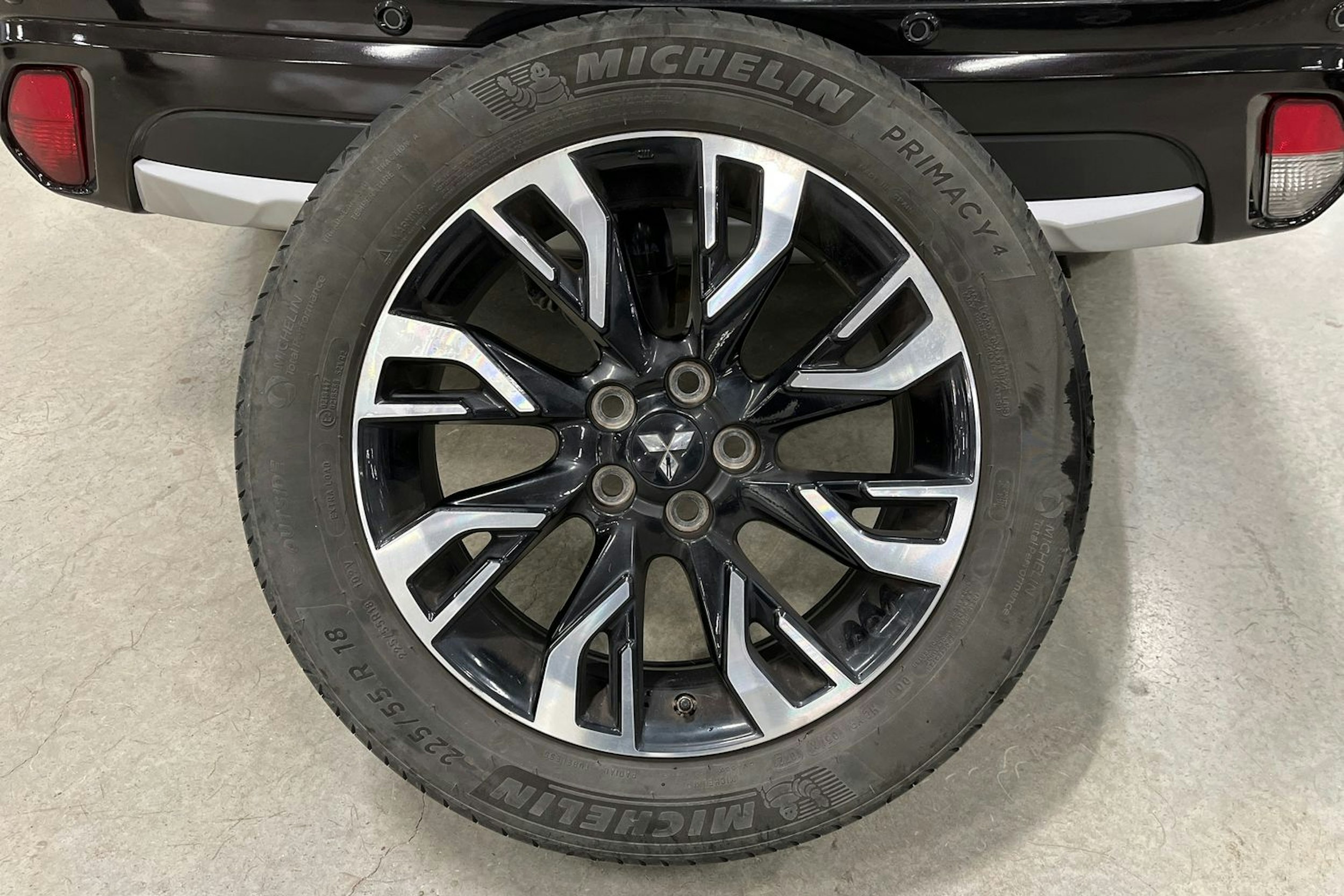 musta Mitsubishi Outlander PHEV 2016 kuva 31.