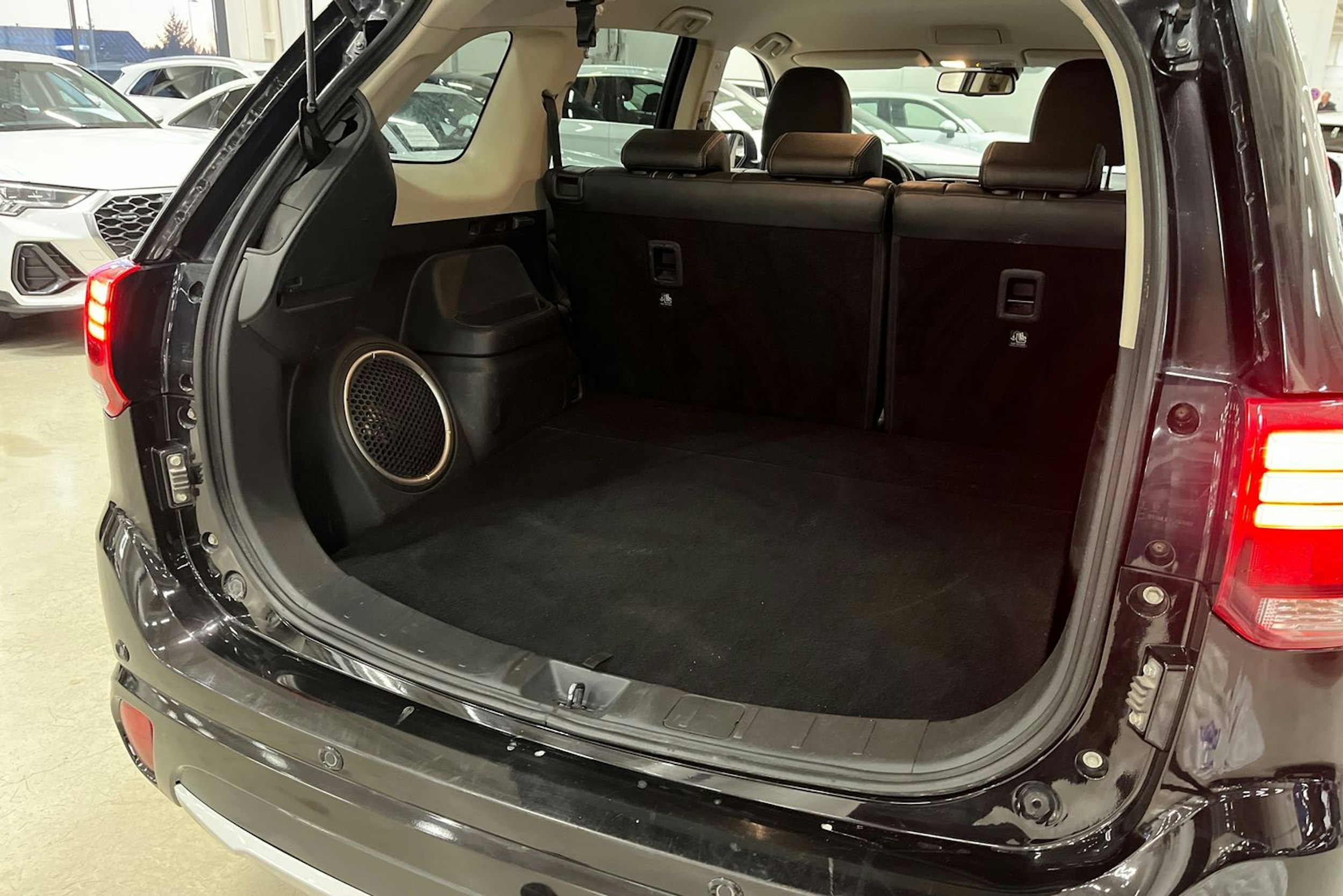 musta Mitsubishi Outlander PHEV 2016 kuva 33.