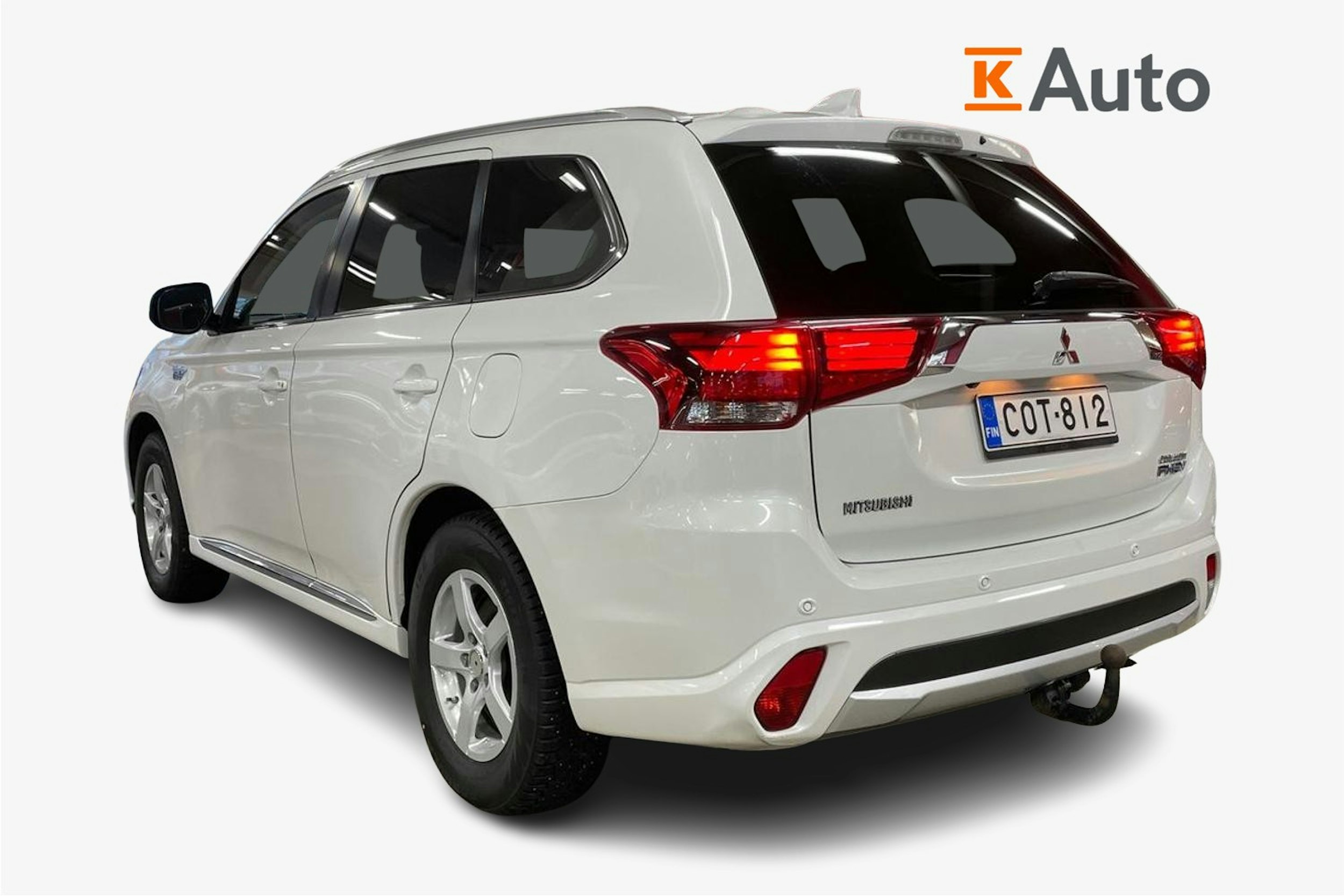 Valkoinen Mitsubishi Outlander PHEV 2016 kuva 2.