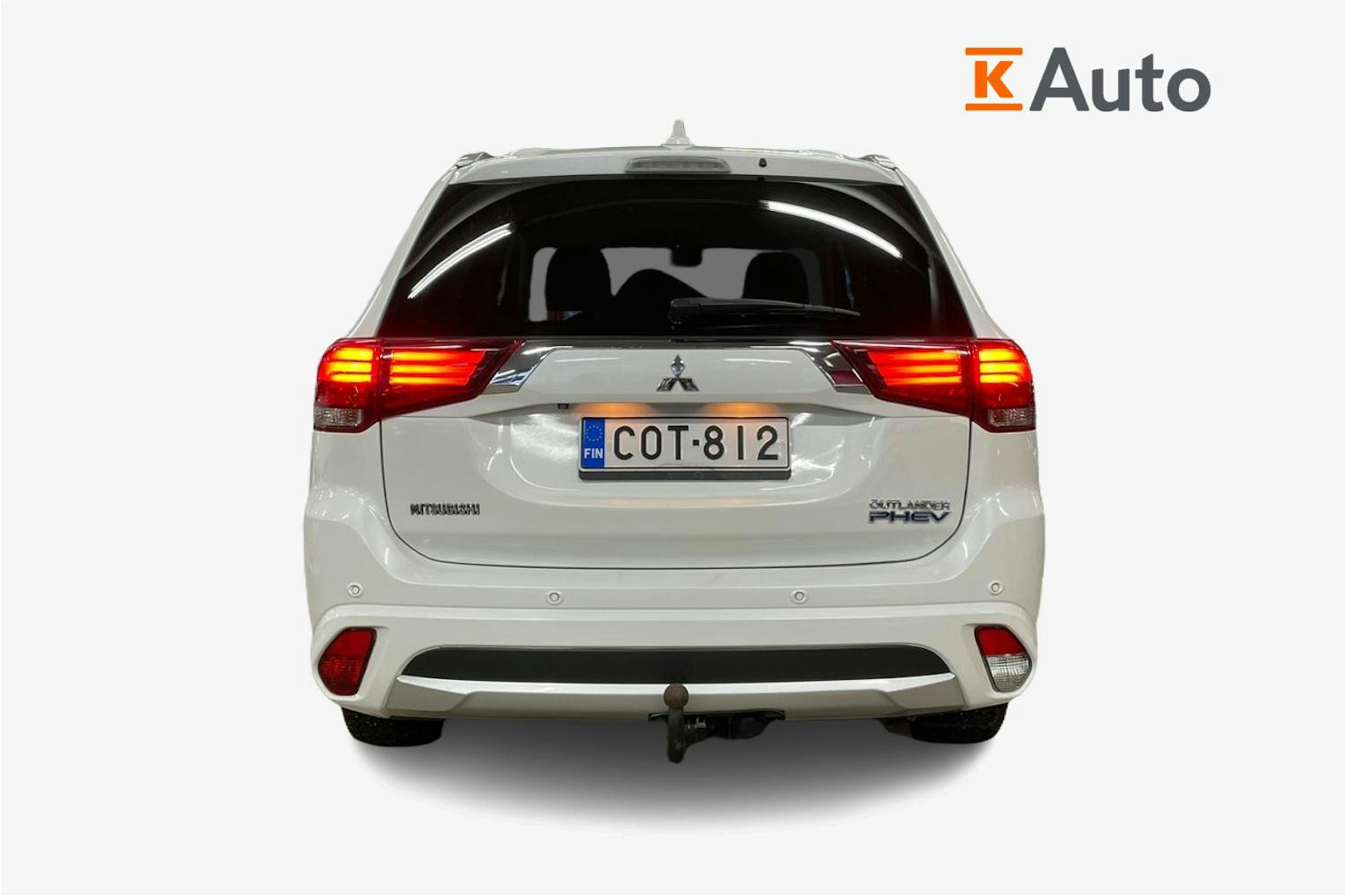 Valkoinen Mitsubishi Outlander PHEV 2016 kuva 3.