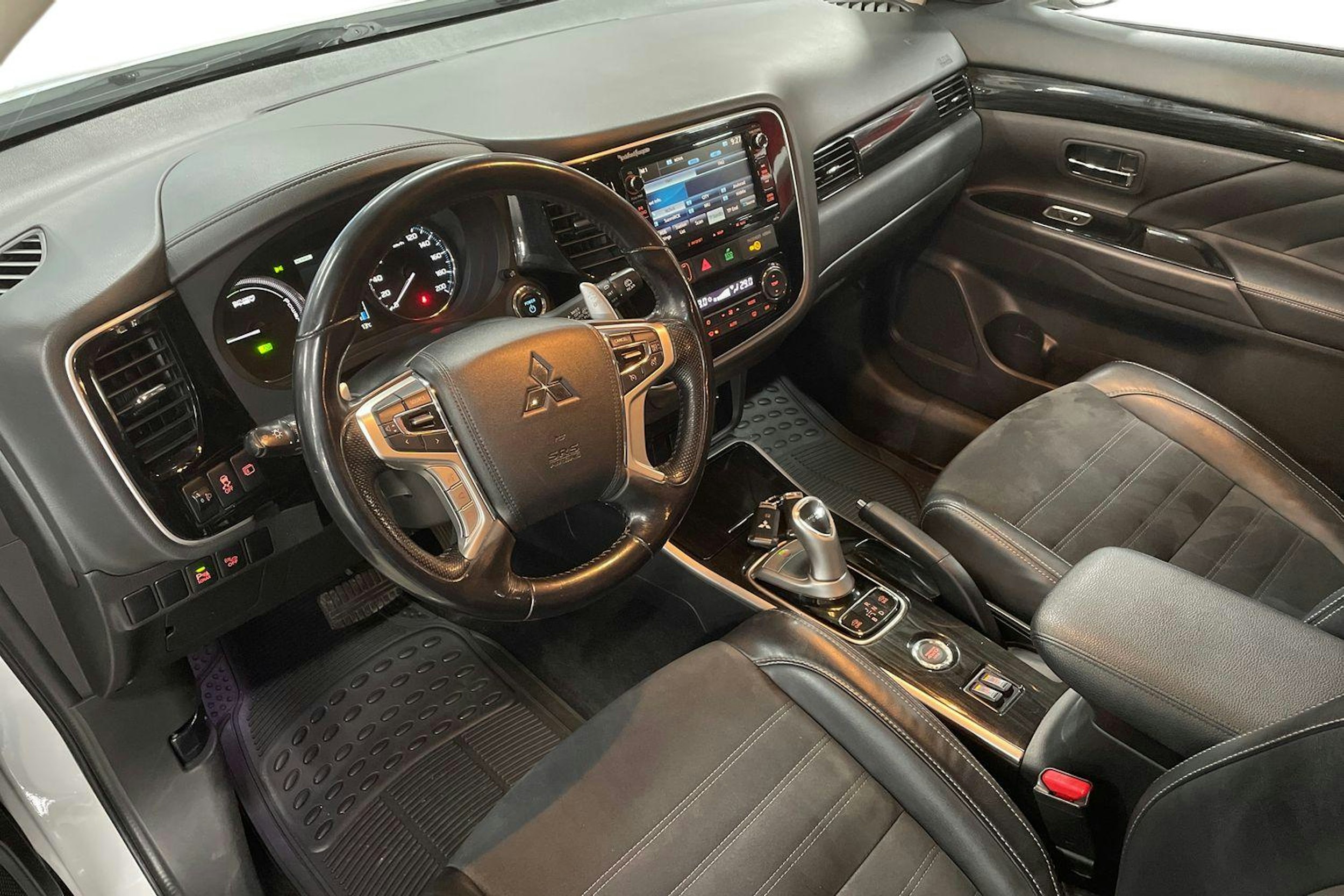 Valkoinen Mitsubishi Outlander PHEV 2016 kuva 7.