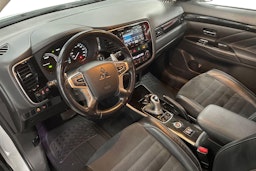 Valkoinen Mitsubishi Outlander PHEV 2016 kuva 7.