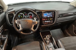 Valkoinen Mitsubishi Outlander PHEV 2016 kuva 9.