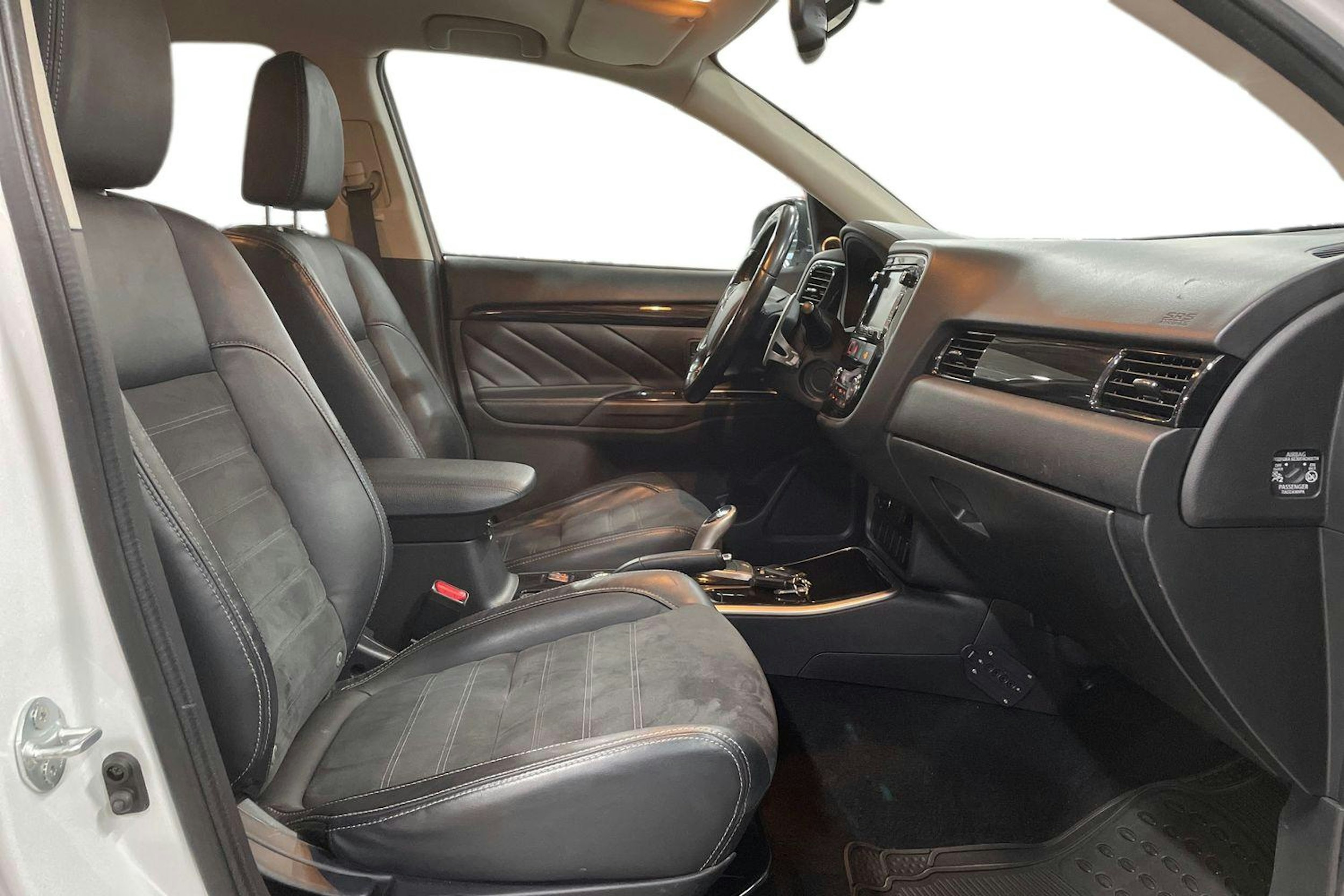 Valkoinen Mitsubishi Outlander PHEV 2016 kuva 10.