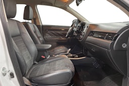 Valkoinen Mitsubishi Outlander PHEV 2016 kuva 10.