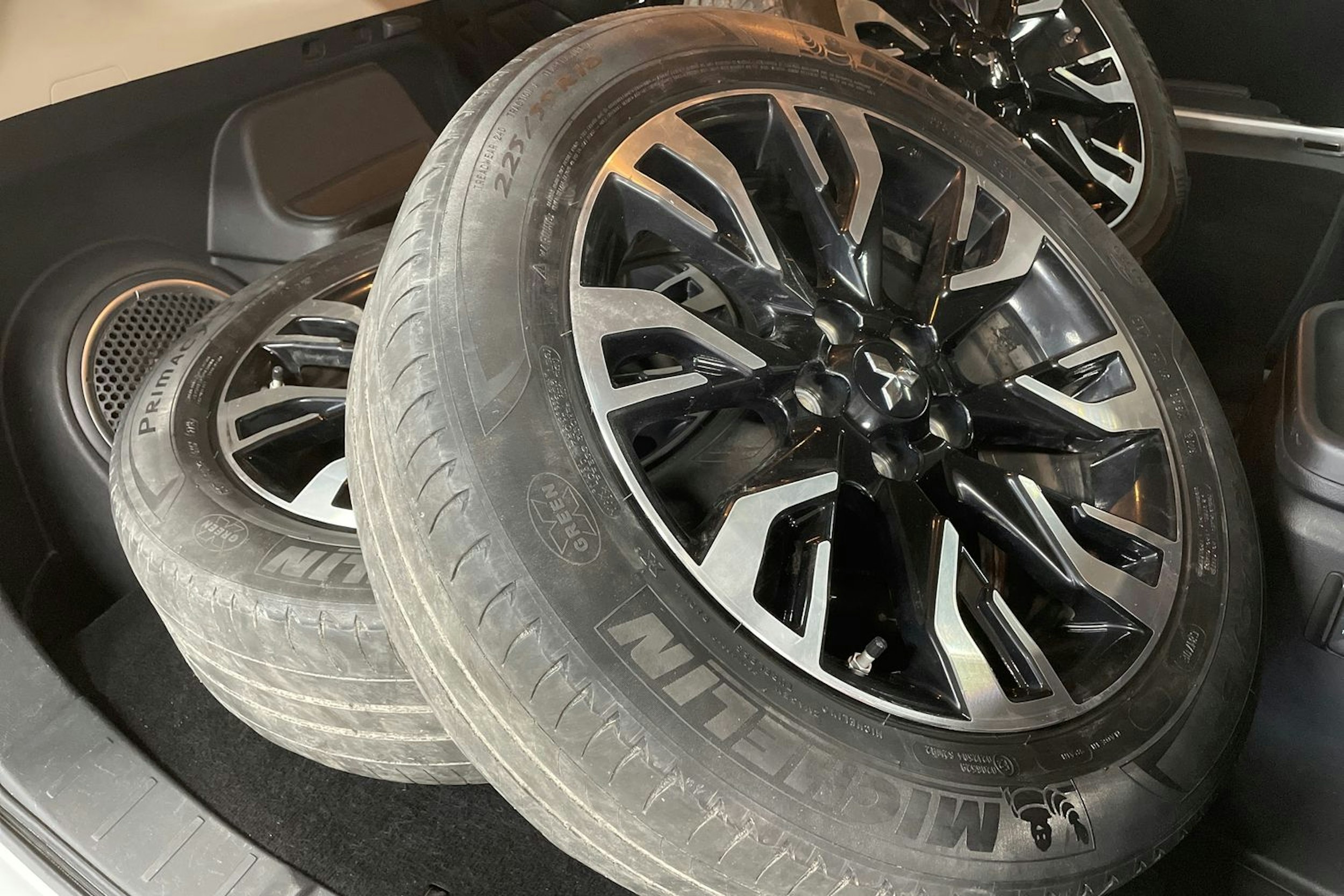 Valkoinen Mitsubishi Outlander PHEV 2016 kuva 13.