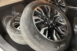 Valkoinen Mitsubishi Outlander PHEV 2016 kuva 13.