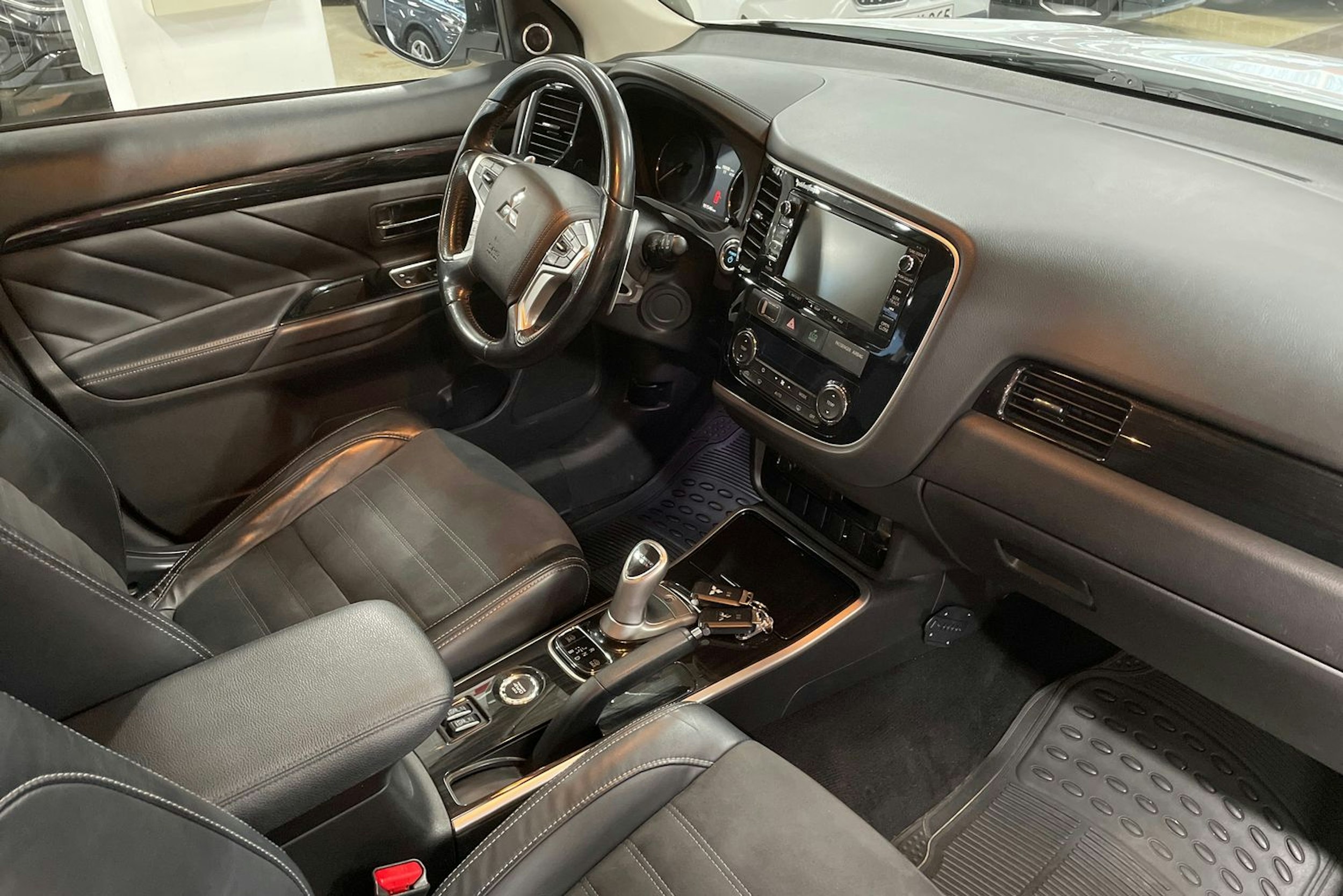 Valkoinen Mitsubishi Outlander PHEV 2016 kuva 14.