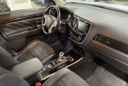 Valkoinen Mitsubishi Outlander PHEV 2016 kuva 14.