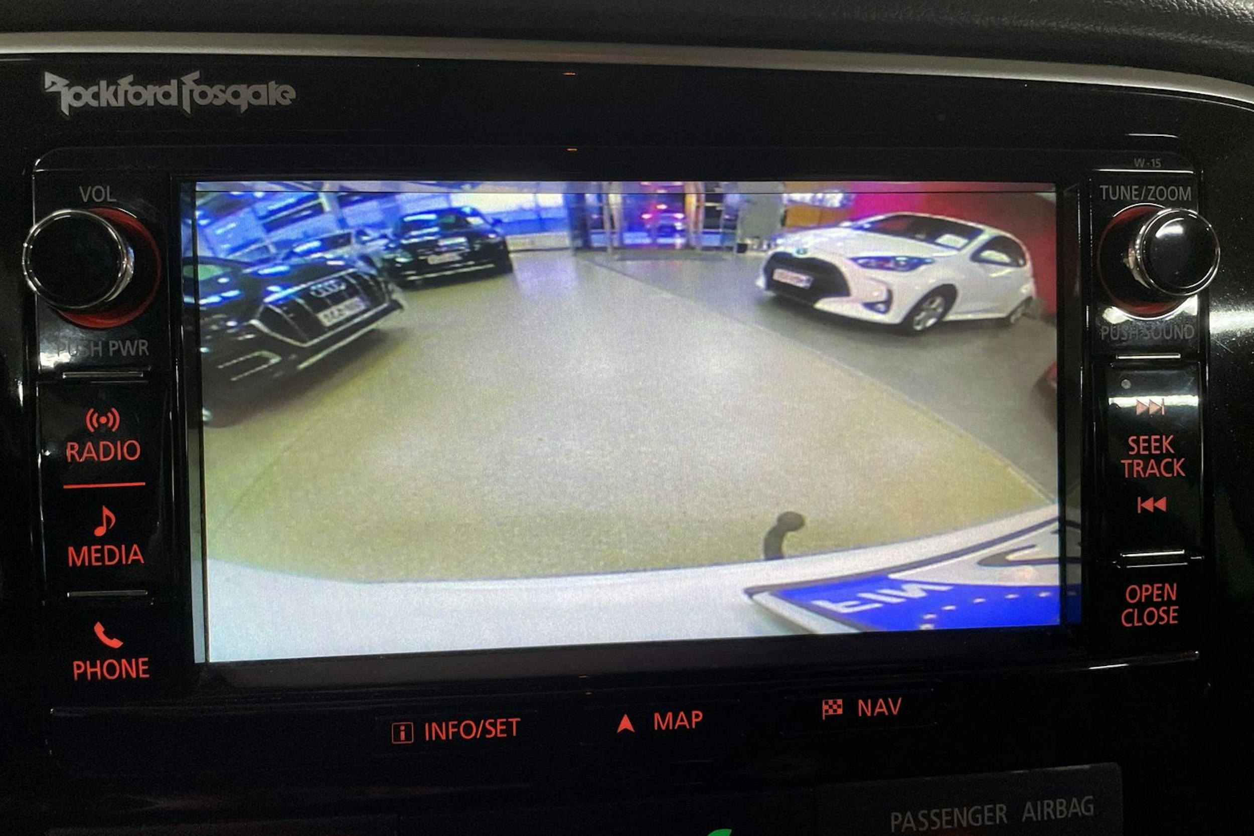 Valkoinen Mitsubishi Outlander PHEV 2016 kuva 16.