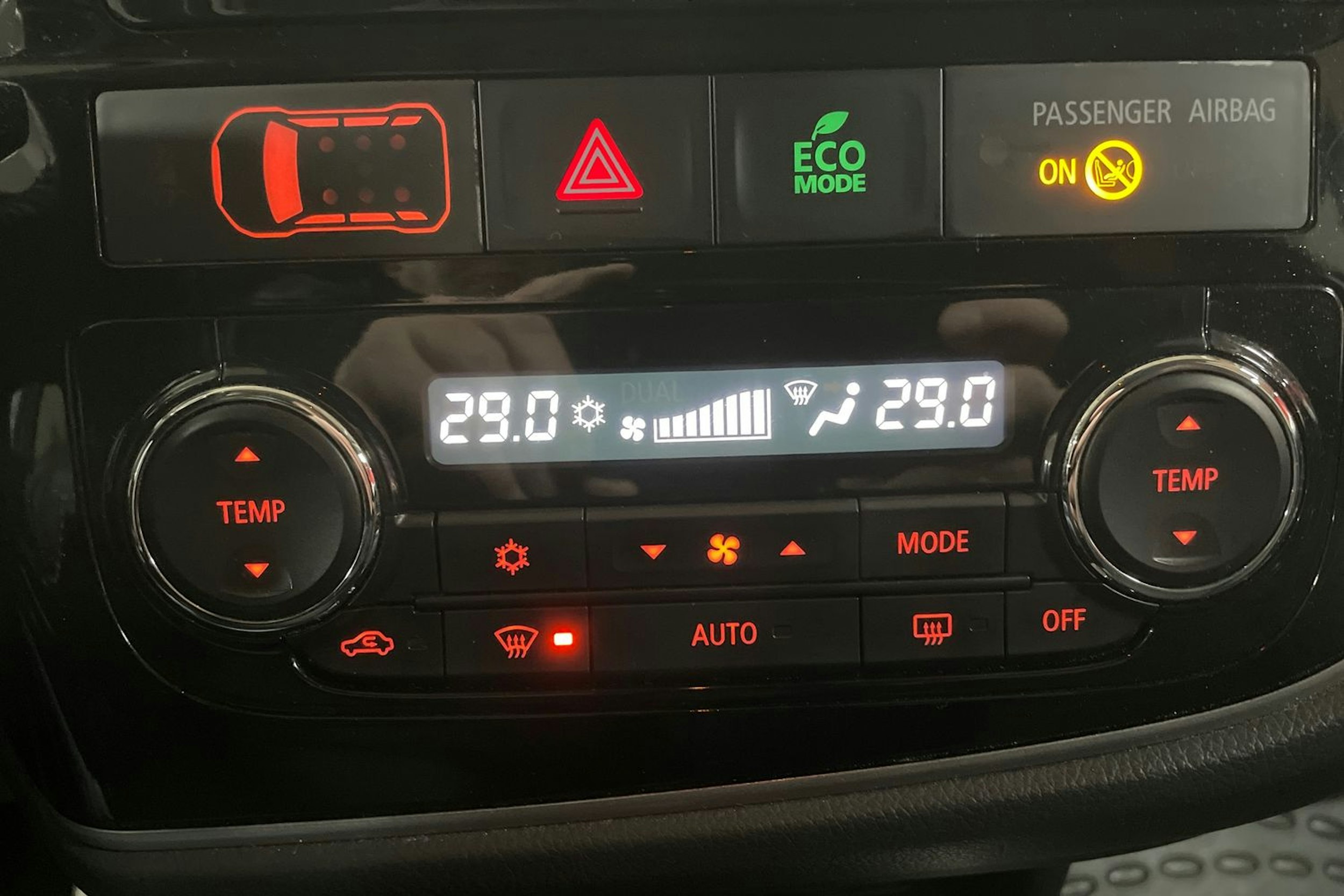 Valkoinen Mitsubishi Outlander PHEV 2016 kuva 17.