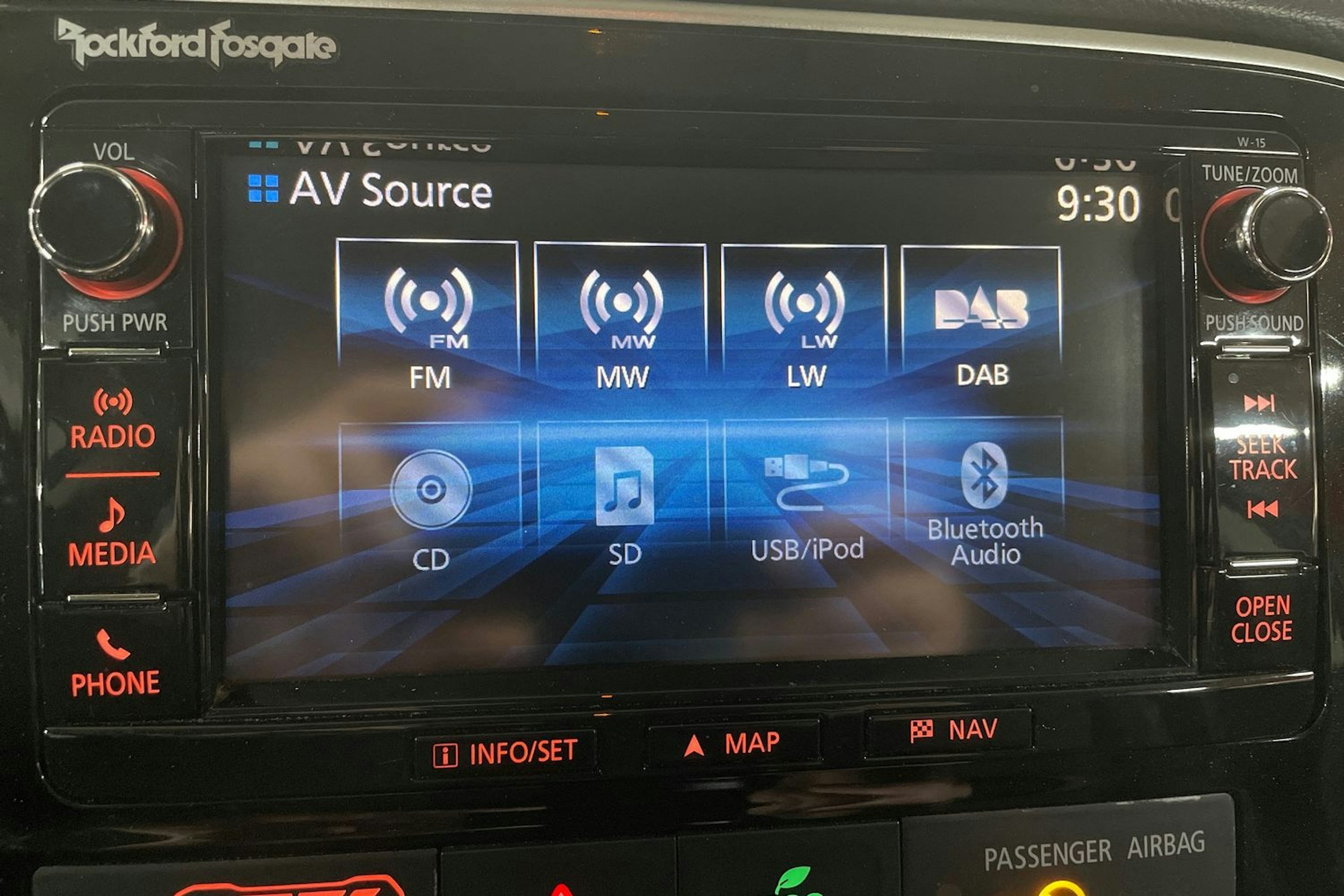 Valkoinen Mitsubishi Outlander PHEV 2016 kuva 18.