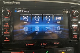 Valkoinen Mitsubishi Outlander PHEV 2016 kuva 18.