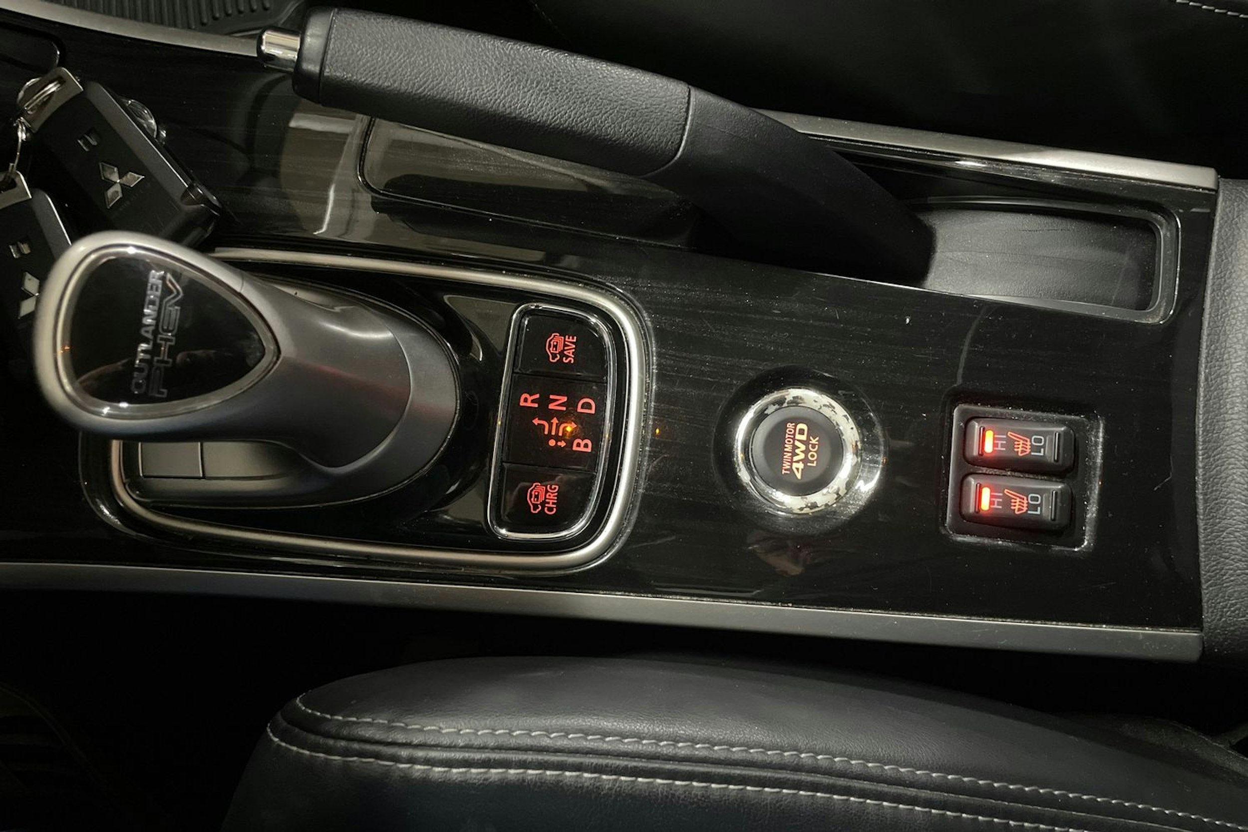 Valkoinen Mitsubishi Outlander PHEV 2016 kuva 19.