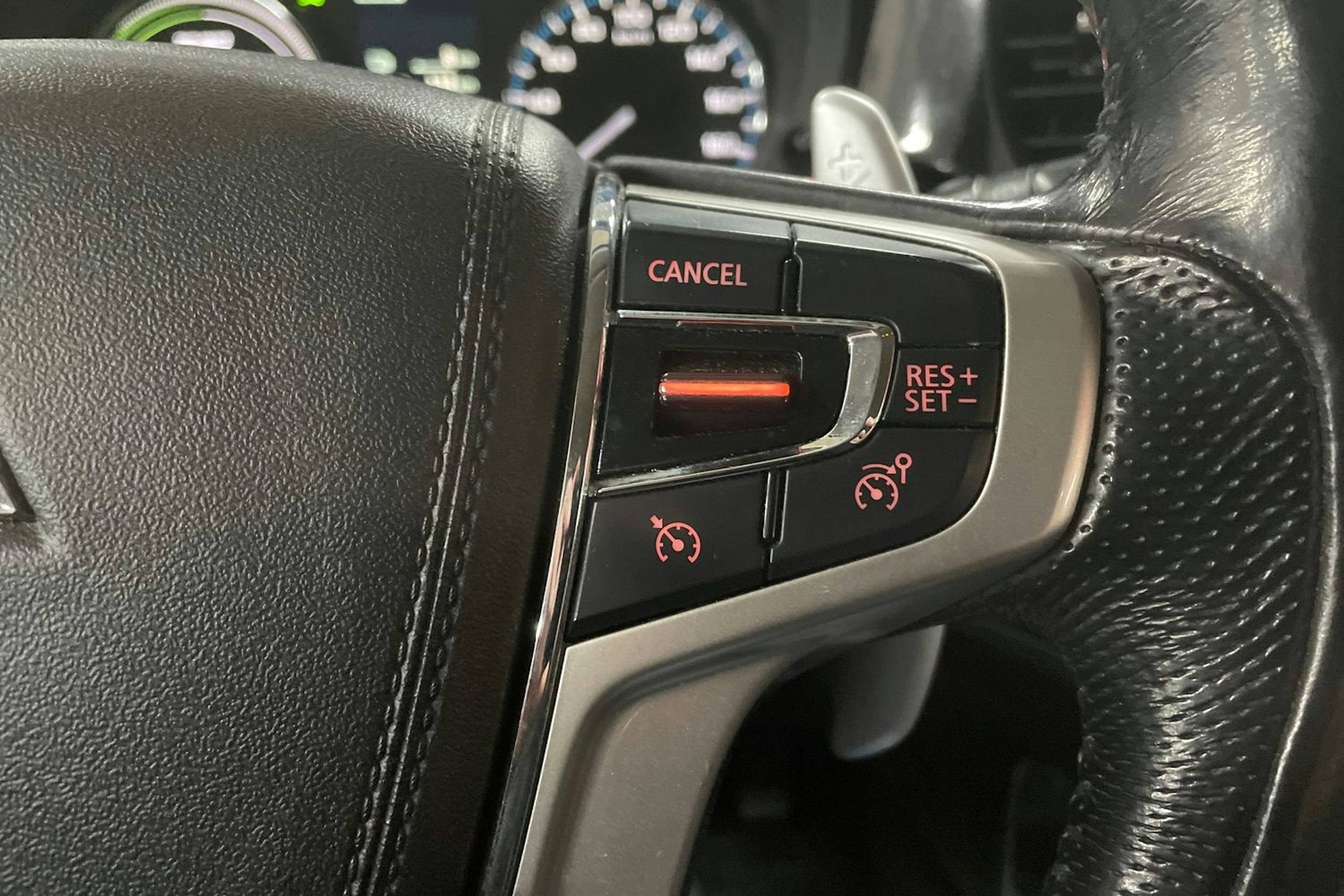 Valkoinen Mitsubishi Outlander PHEV 2016 kuva 20.