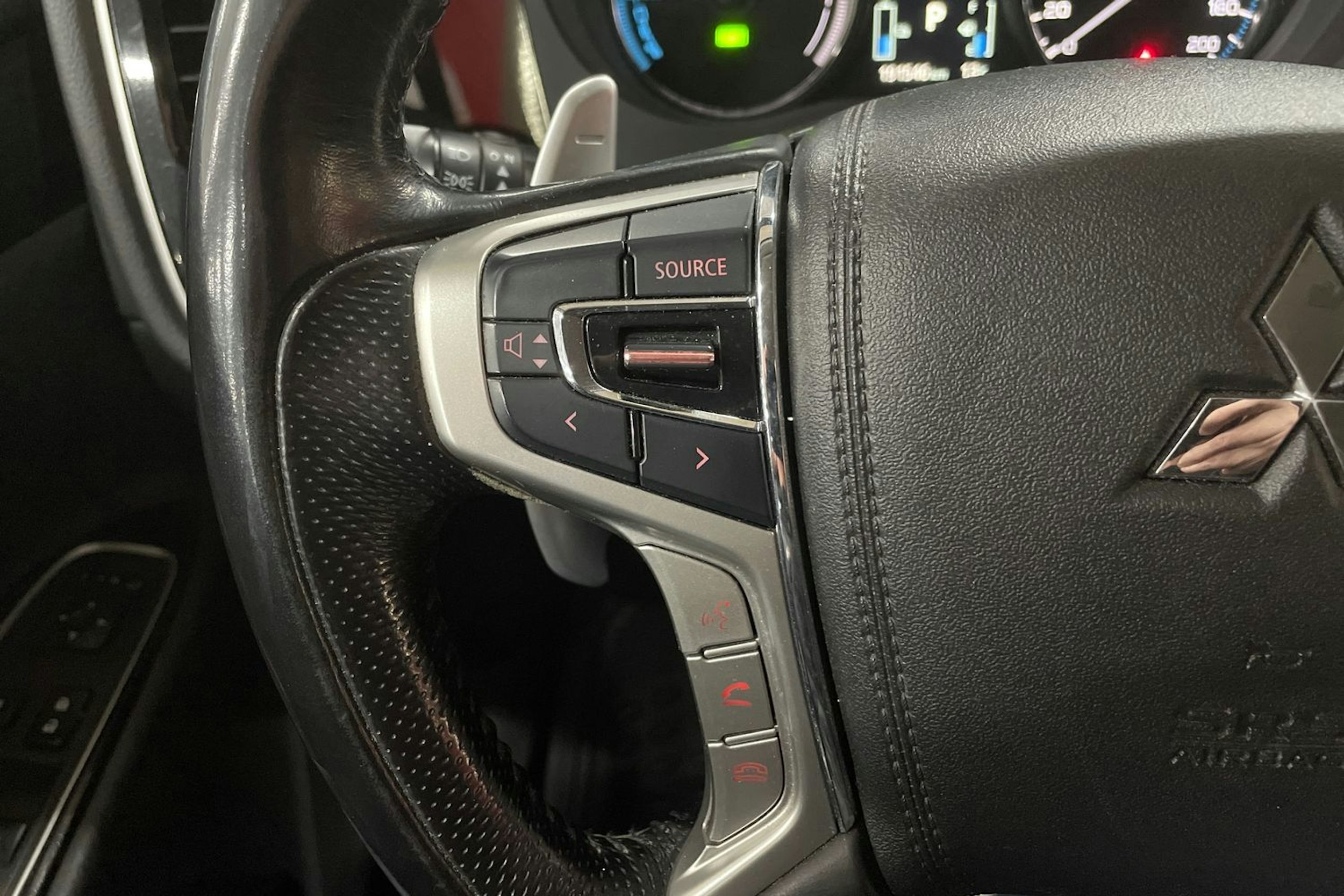 Valkoinen Mitsubishi Outlander PHEV 2016 kuva 21.