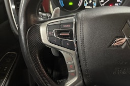 Valkoinen Mitsubishi Outlander PHEV 2016 kuva 21.