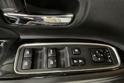 Valkoinen Mitsubishi Outlander PHEV 2016 kuva 22.