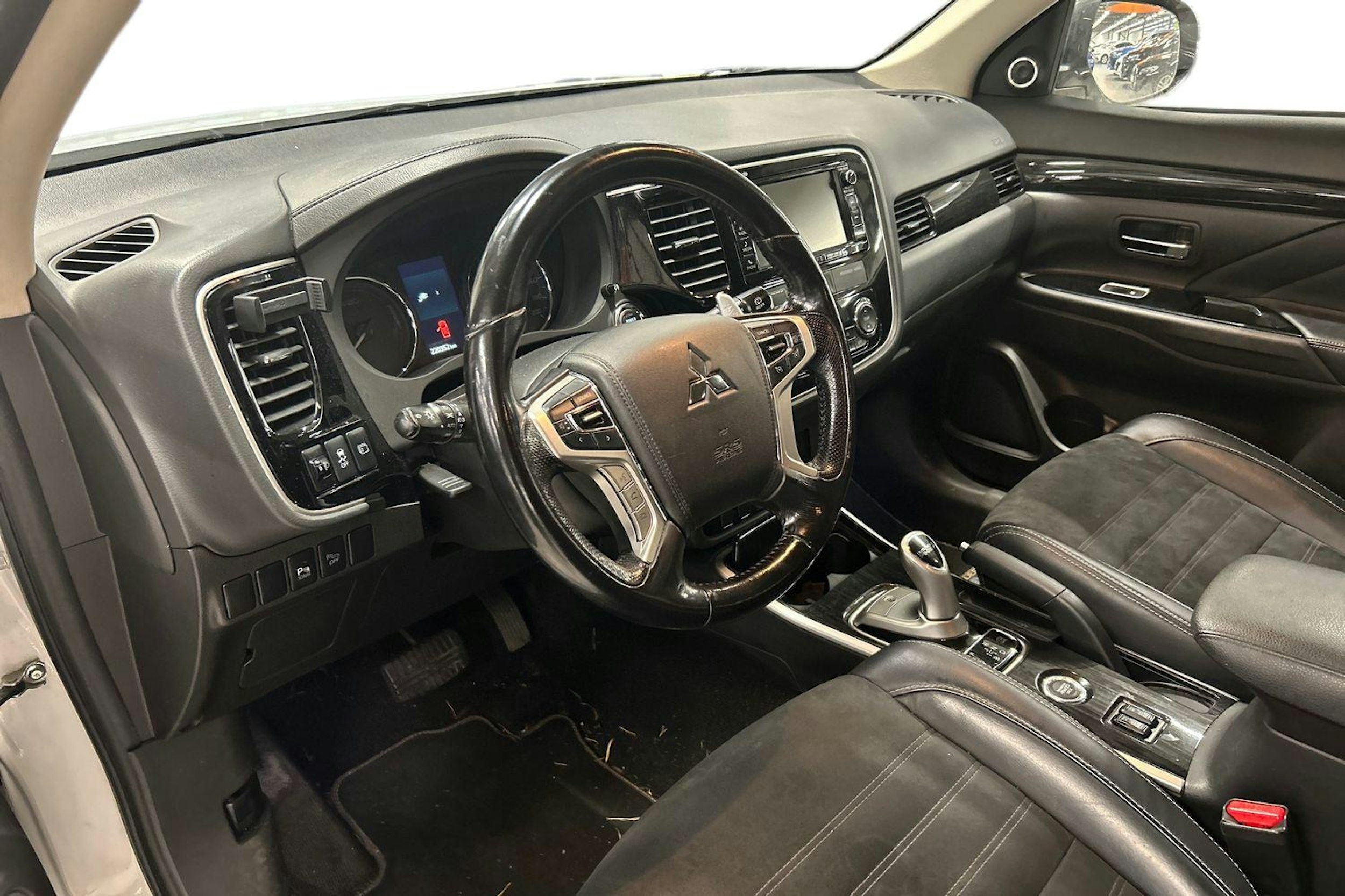 valkoinen Mitsubishi Outlander PHEV 2016 kuva 3.