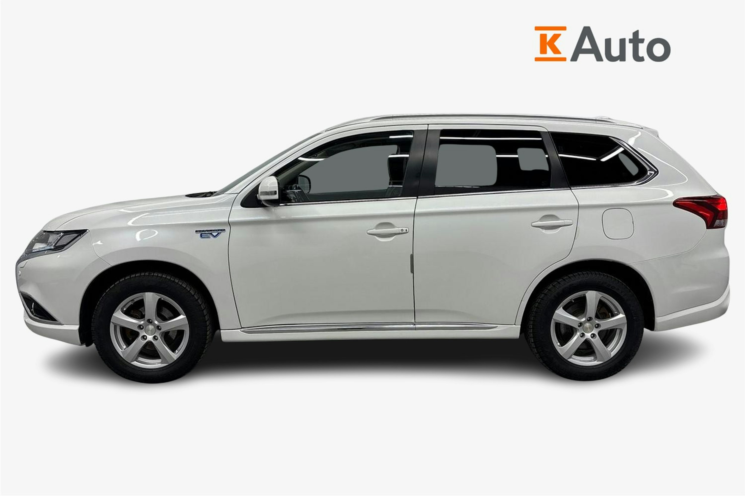 valkoinen Mitsubishi Outlander PHEV 2016 kuva 5.