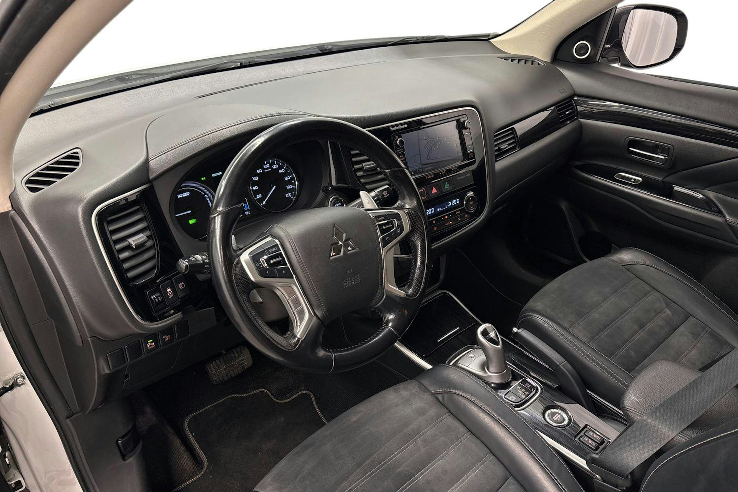 valkoinen Mitsubishi Outlander PHEV 2016 kuva 6.