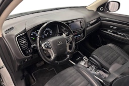 valkoinen Mitsubishi Outlander PHEV 2016 kuva 6.