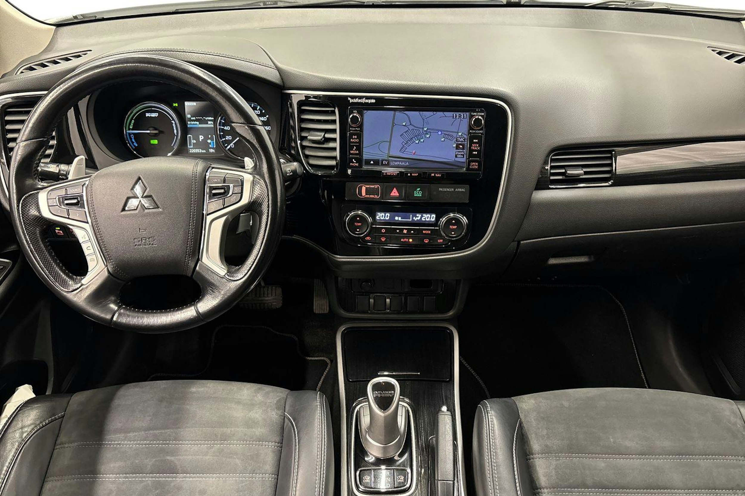 valkoinen Mitsubishi Outlander PHEV 2016 kuva 7.