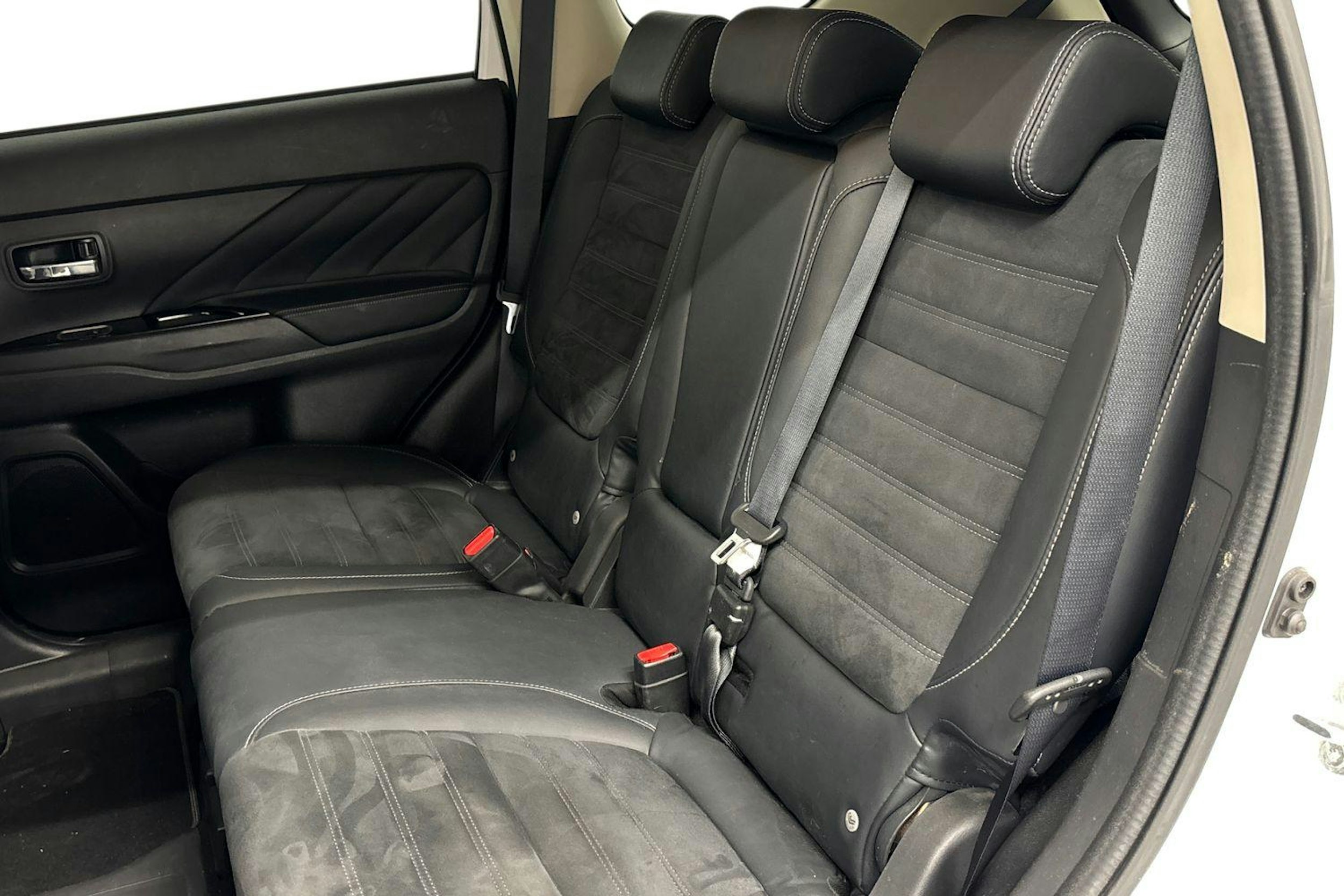 valkoinen Mitsubishi Outlander PHEV 2016 kuva 8.