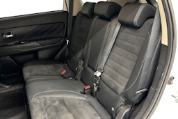 valkoinen Mitsubishi Outlander PHEV 2016 kuva 8.