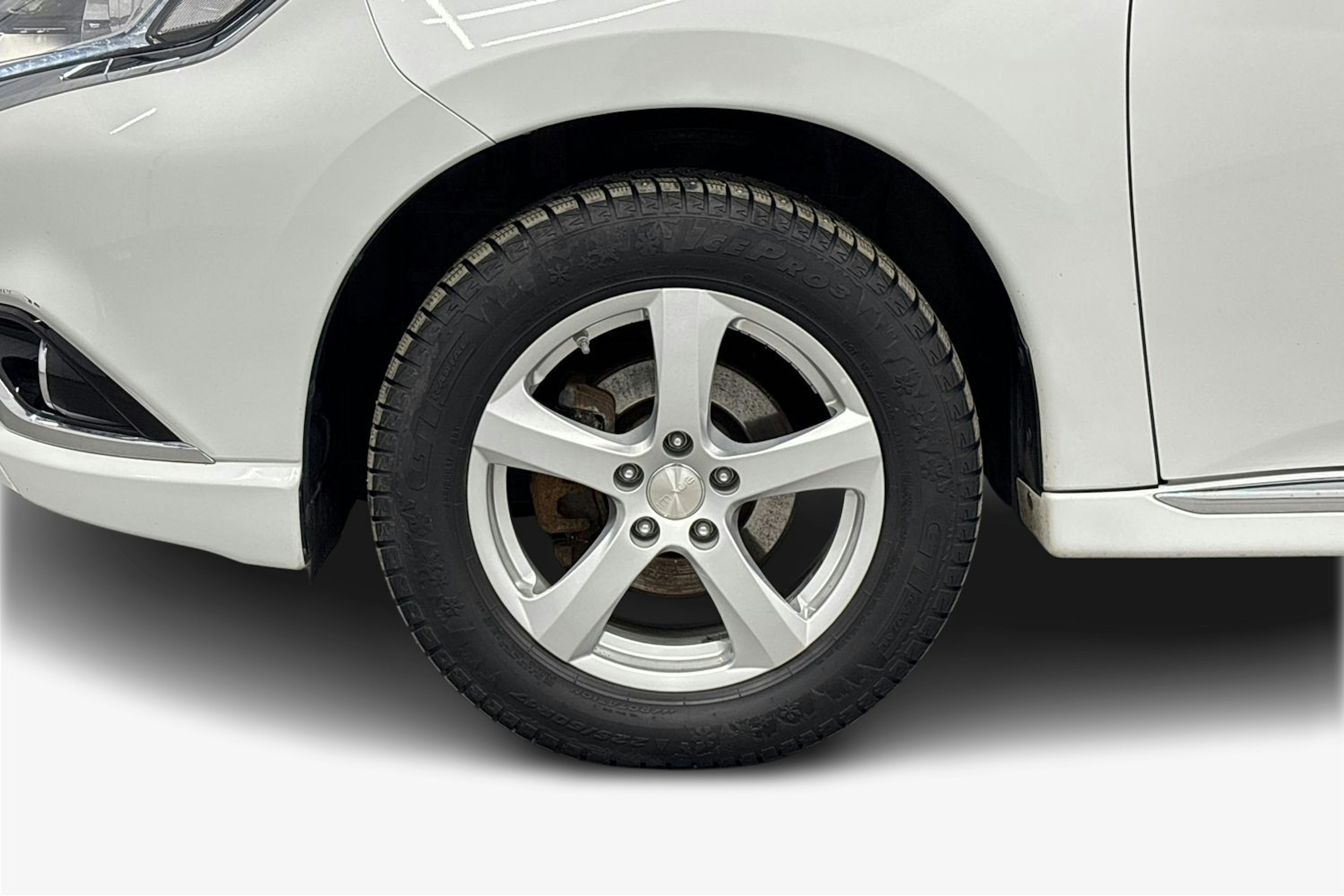 valkoinen Mitsubishi Outlander PHEV 2016 kuva 9.