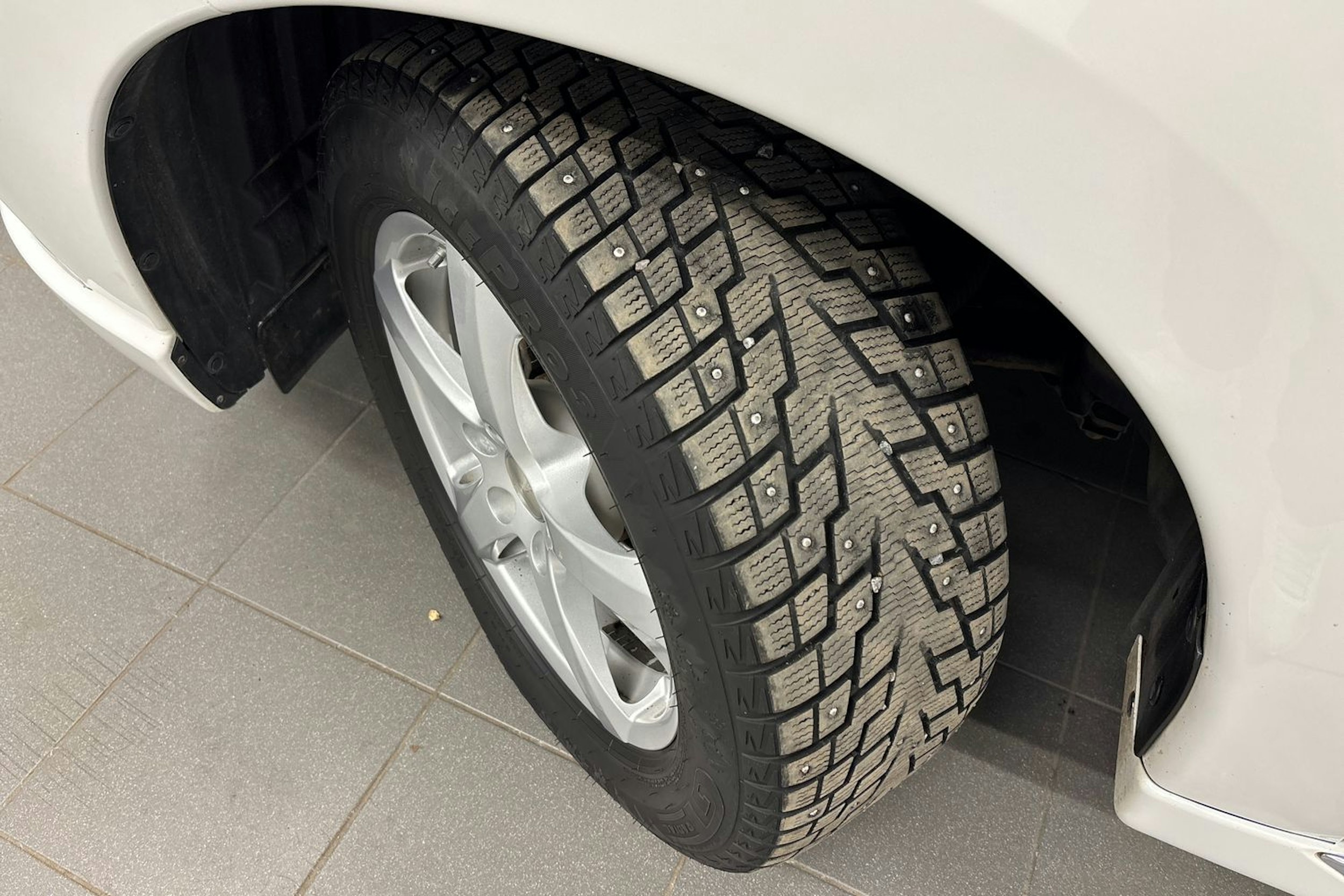 valkoinen Mitsubishi Outlander PHEV 2016 kuva 10.