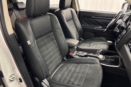 valkoinen Mitsubishi Outlander PHEV 2016 kuva 11.