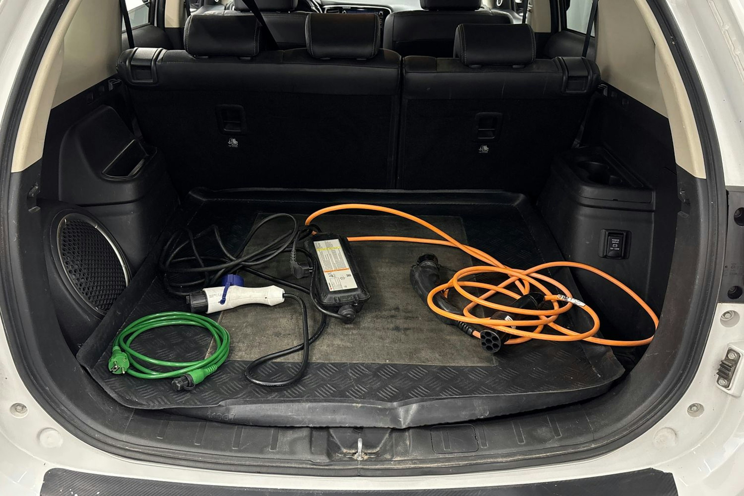 valkoinen Mitsubishi Outlander PHEV 2016 kuva 12.