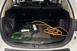 valkoinen Mitsubishi Outlander PHEV 2016 kuva 12.