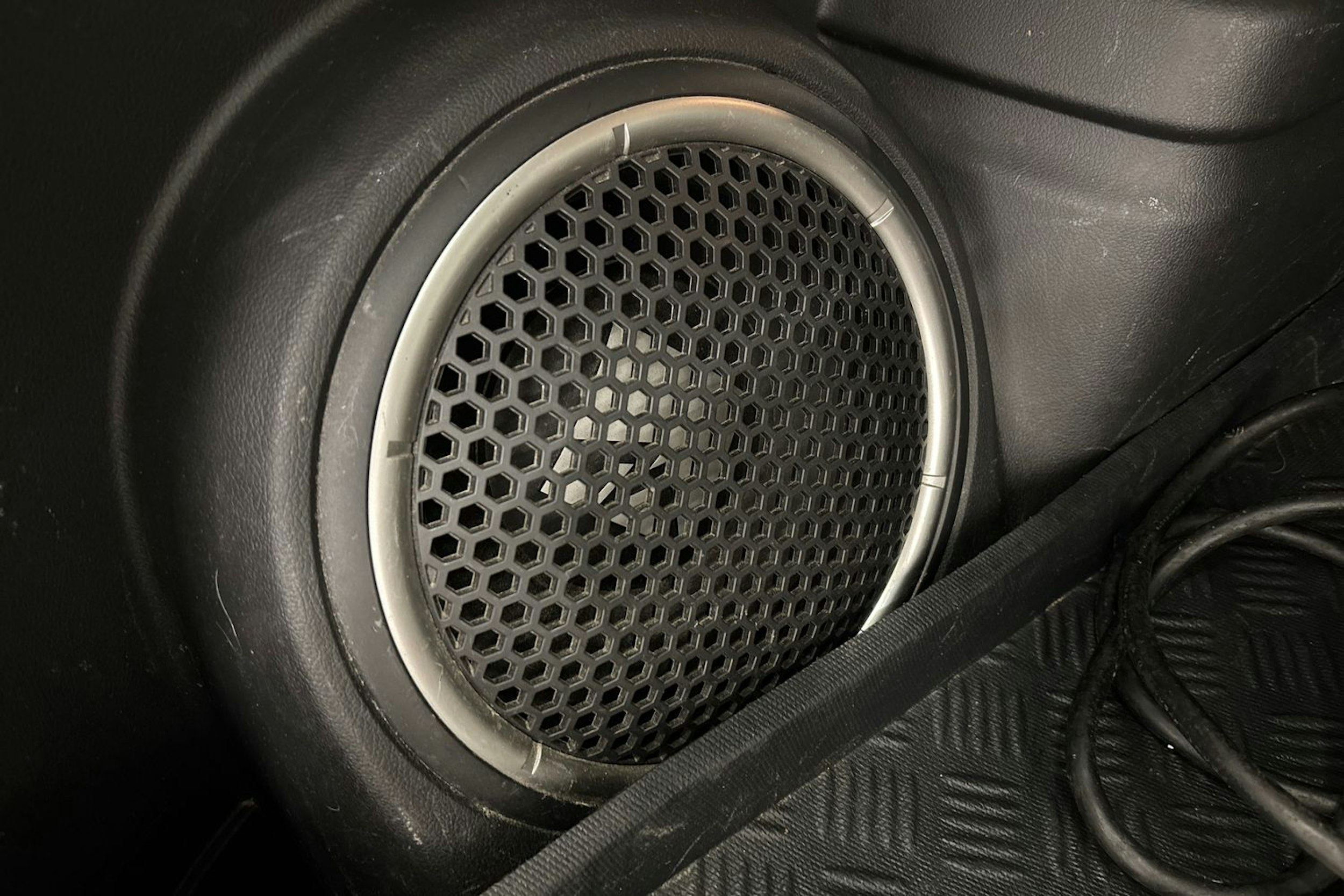 valkoinen Mitsubishi Outlander PHEV 2016 kuva 13.