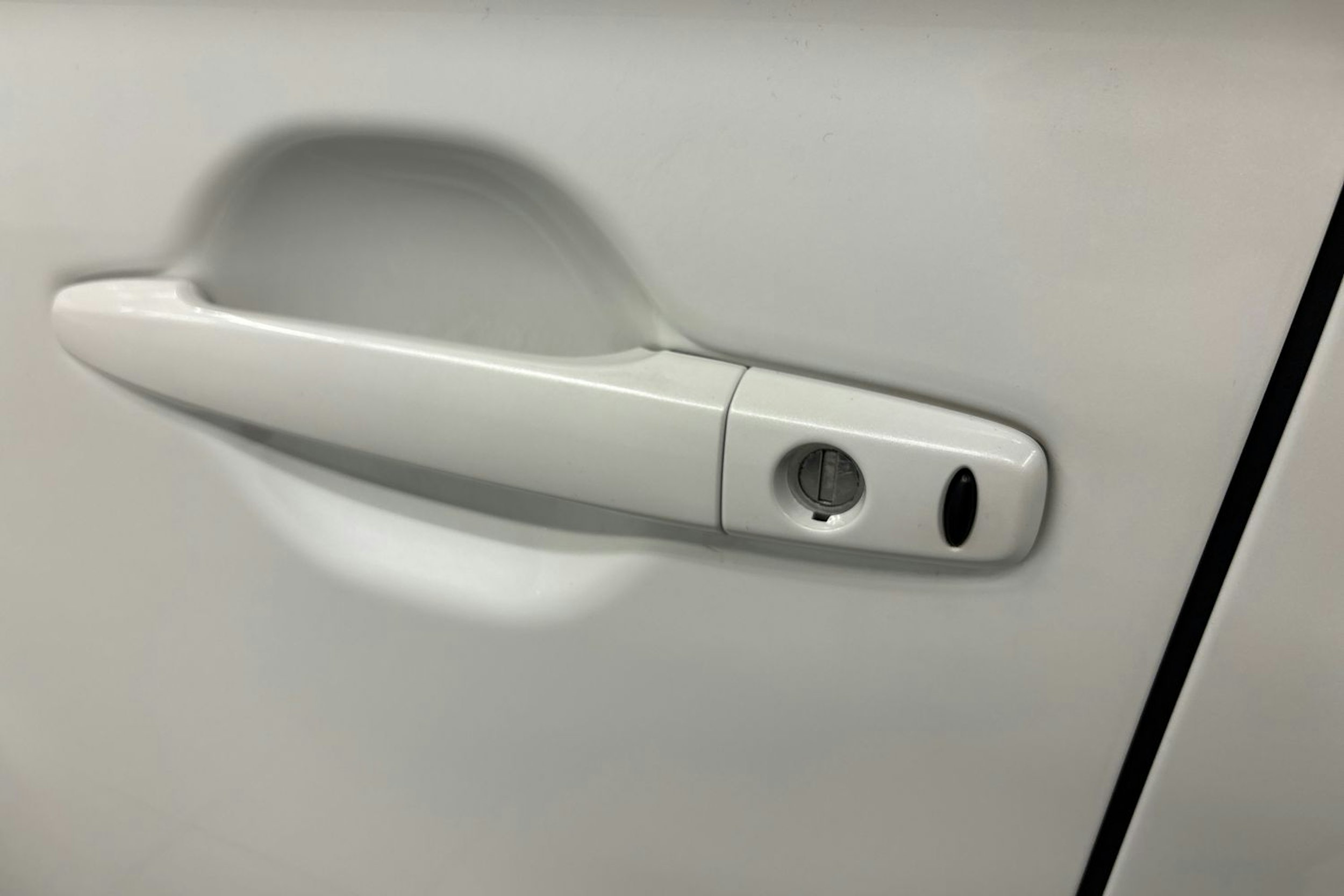 valkoinen Mitsubishi Outlander PHEV 2016 kuva 14.