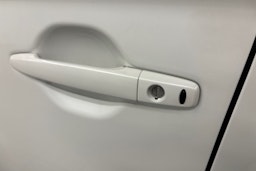 valkoinen Mitsubishi Outlander PHEV 2016 kuva 14.