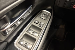 valkoinen Mitsubishi Outlander PHEV 2016 kuva 15.