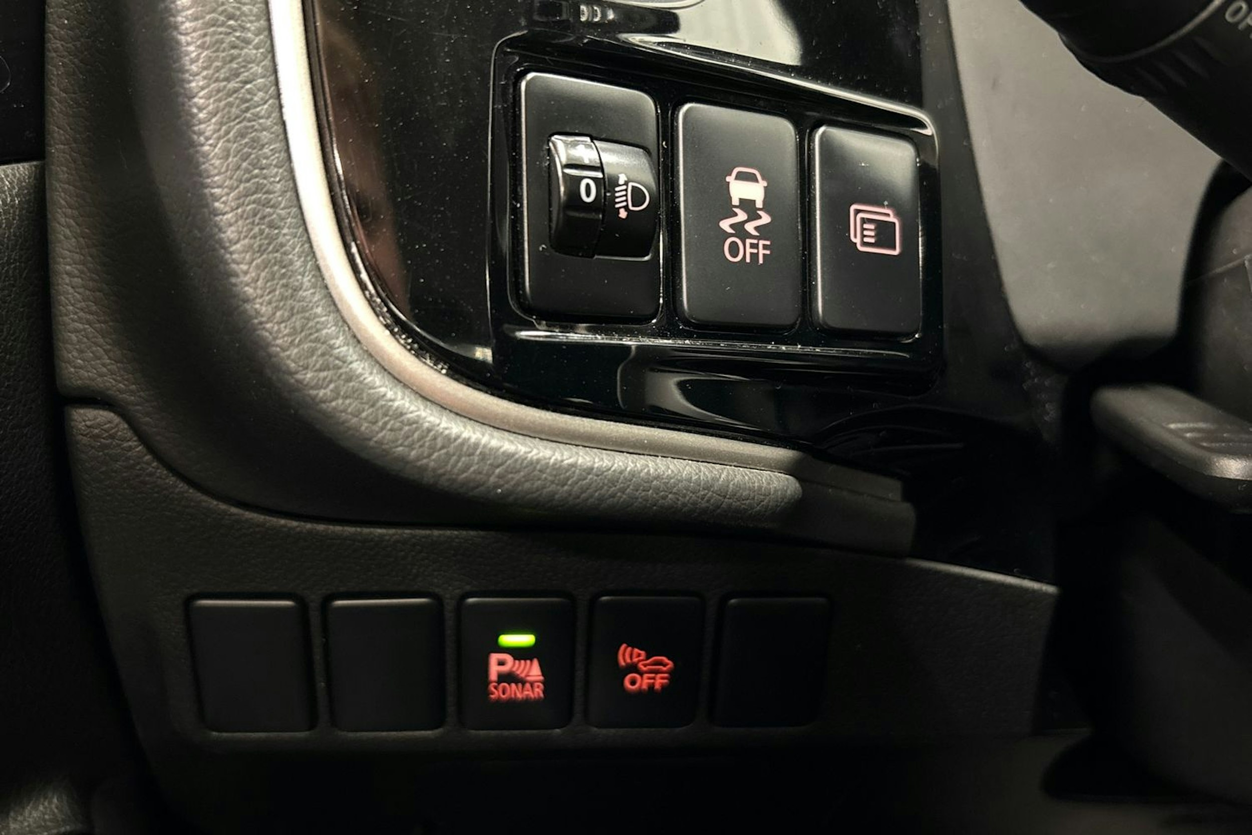 valkoinen Mitsubishi Outlander PHEV 2016 kuva 16.