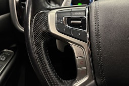 valkoinen Mitsubishi Outlander PHEV 2016 kuva 17.