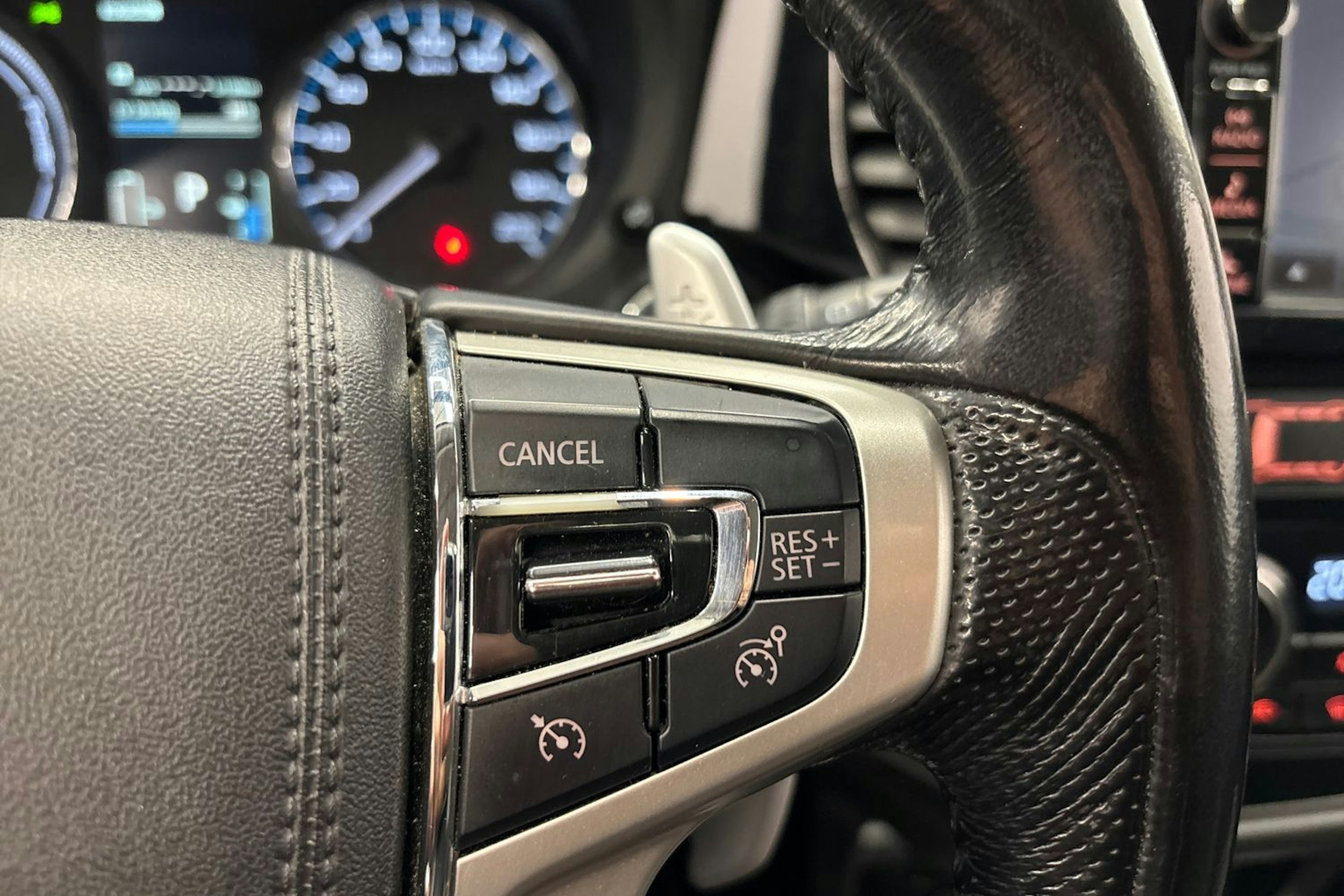 valkoinen Mitsubishi Outlander PHEV 2016 kuva 18.