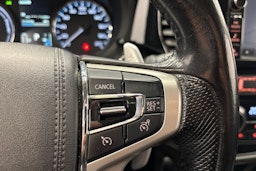 valkoinen Mitsubishi Outlander PHEV 2016 kuva 18.