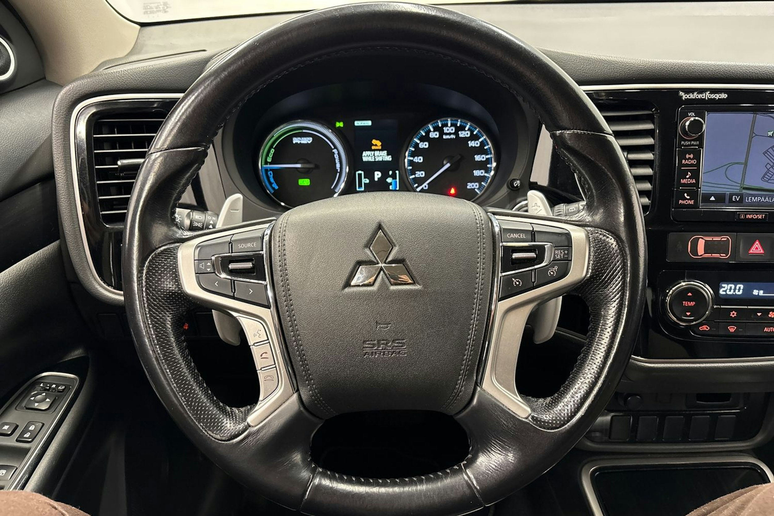 valkoinen Mitsubishi Outlander PHEV 2016 kuva 19.