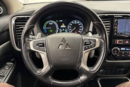 valkoinen Mitsubishi Outlander PHEV 2016 kuva 19.