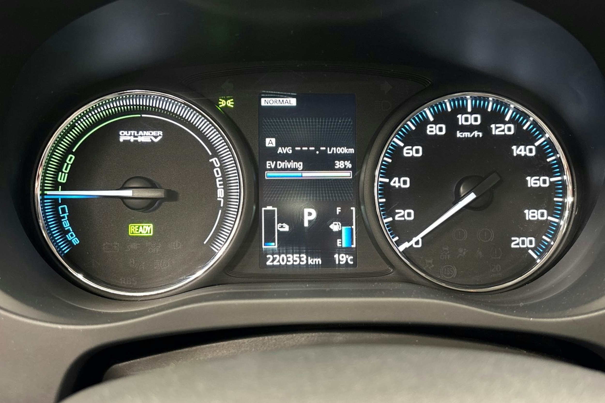 valkoinen Mitsubishi Outlander PHEV 2016 kuva 20.