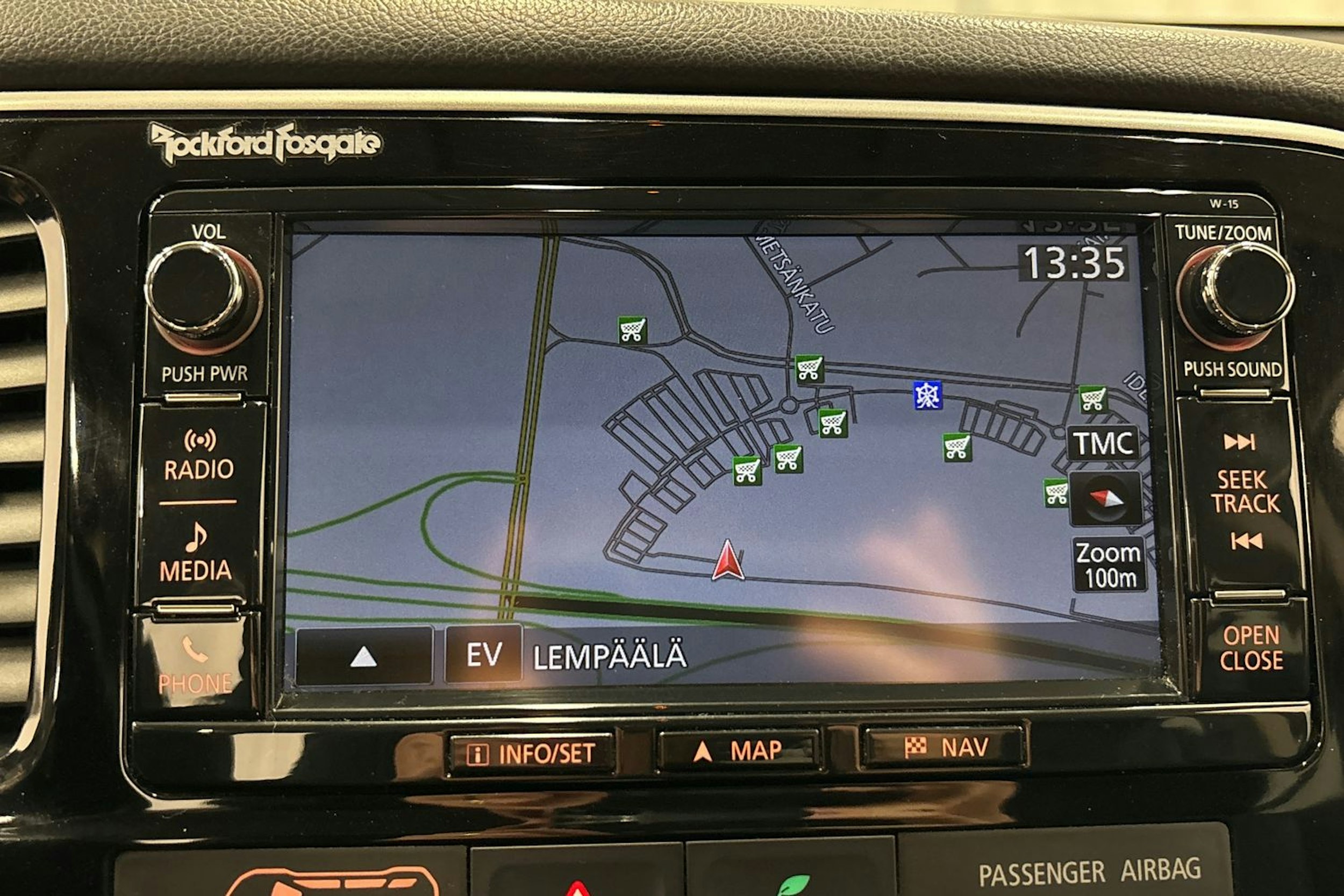 valkoinen Mitsubishi Outlander PHEV 2016 kuva 21.